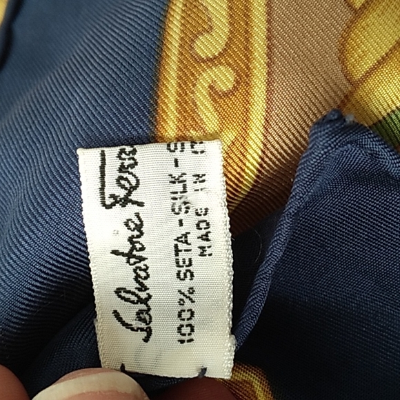 Salvatore Ferragamo Safari Tigers Gold Silk Scarf Vintage hand rolled edges - Picture 12 of 14